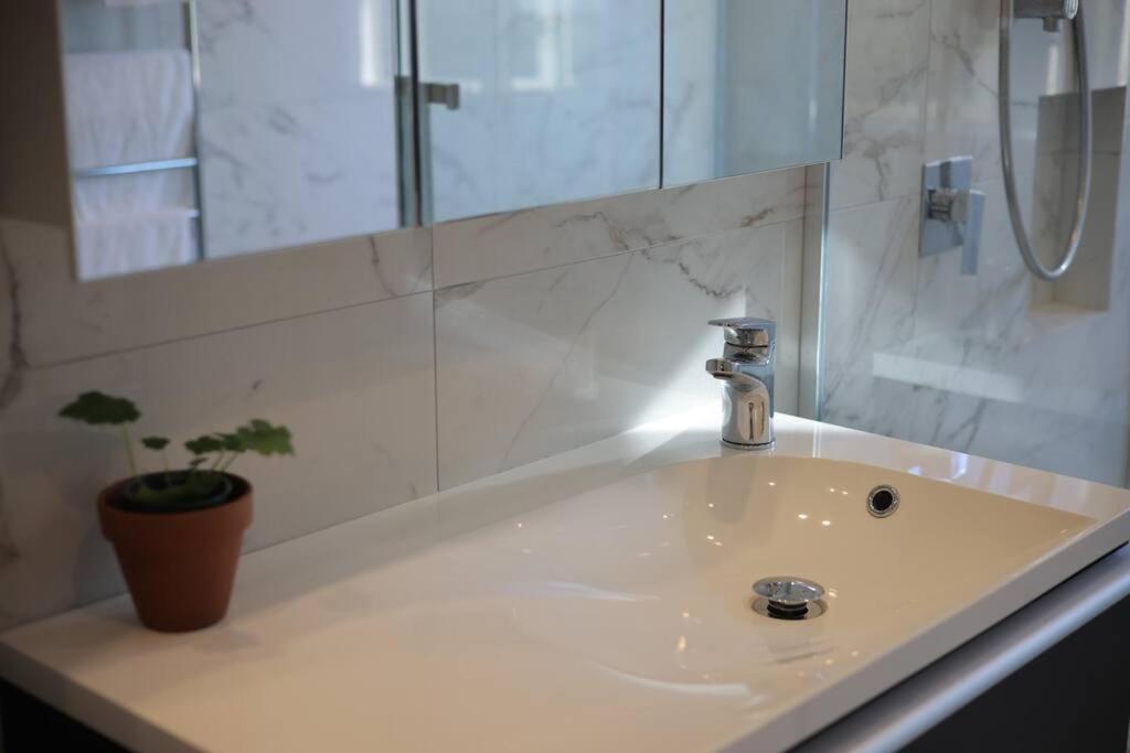 Modern Lifestyle Retreat With Stunning City View Auckland Exteriör bild